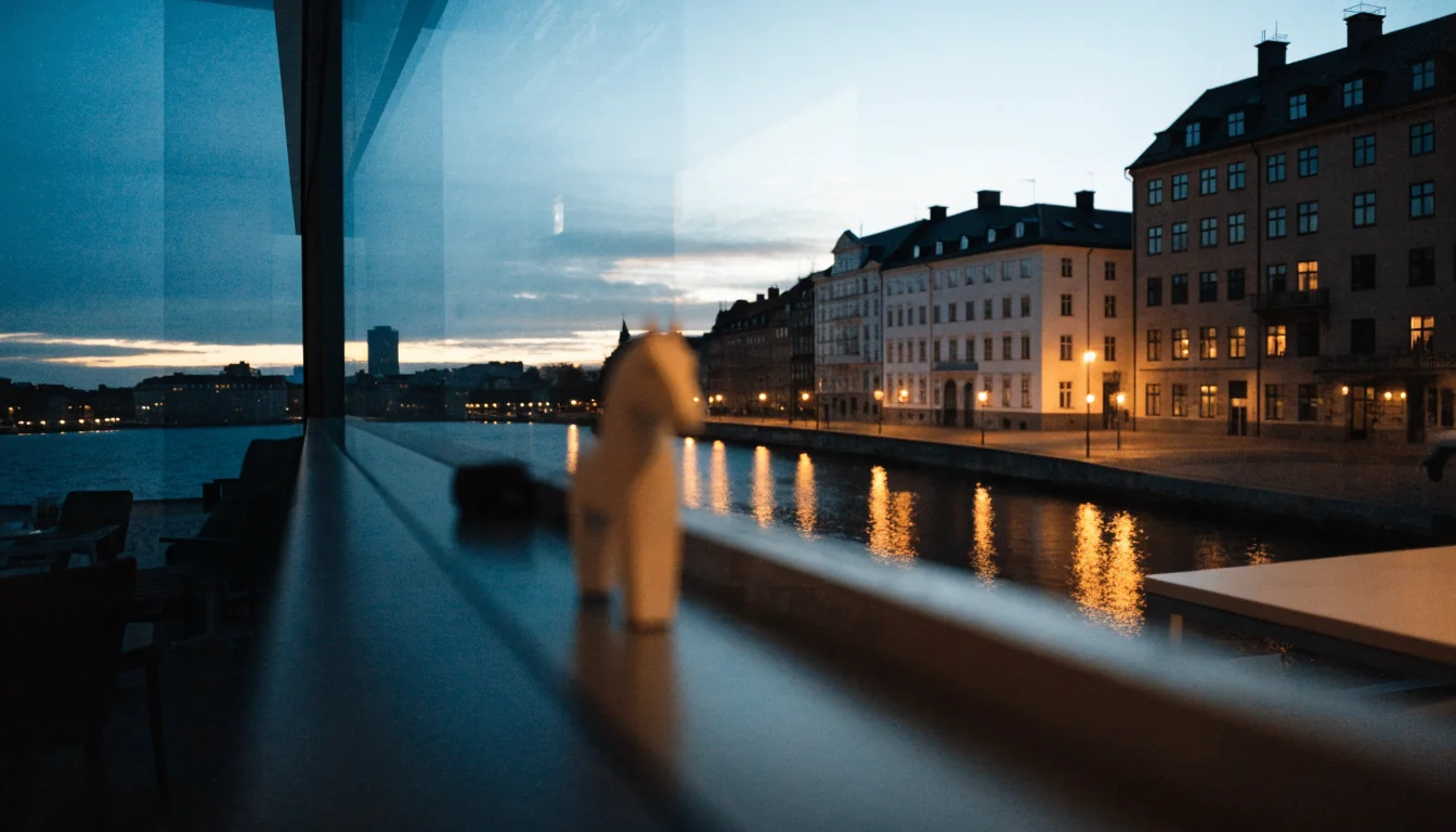 Stockholms stad vid skymning med kontorsfönster och Dalahäst